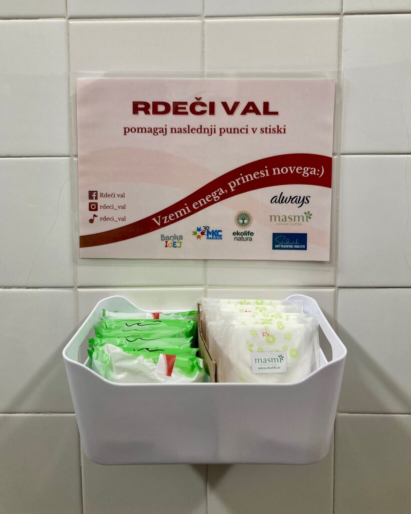 menstrualni pripomočki na stranišču