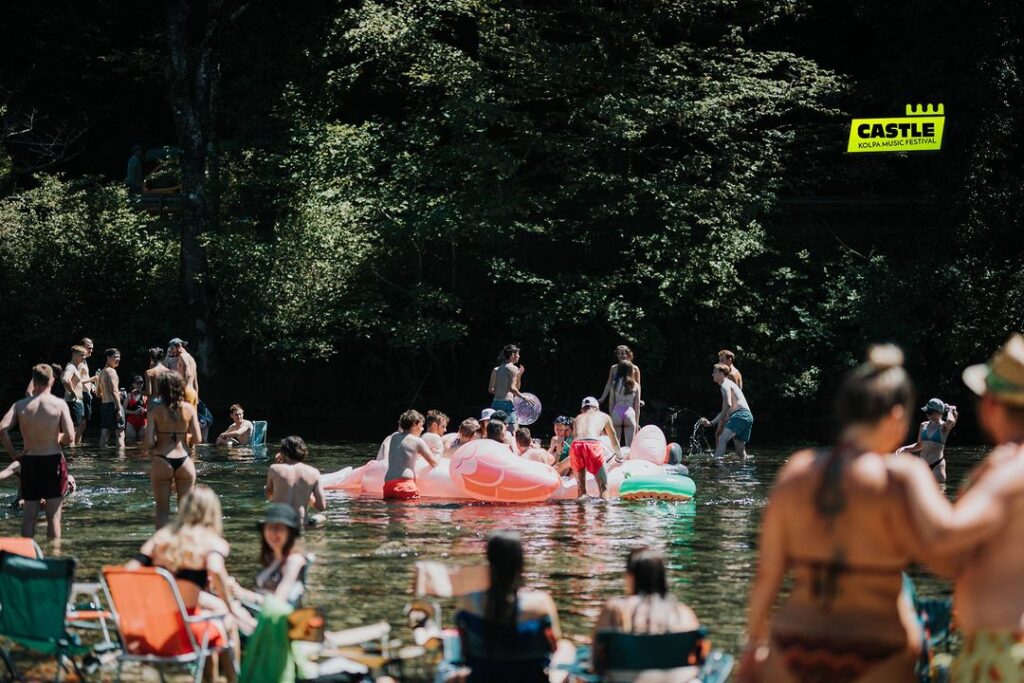 Ljudje se zabavajo ob reki Kolpi na Castle festivalu.