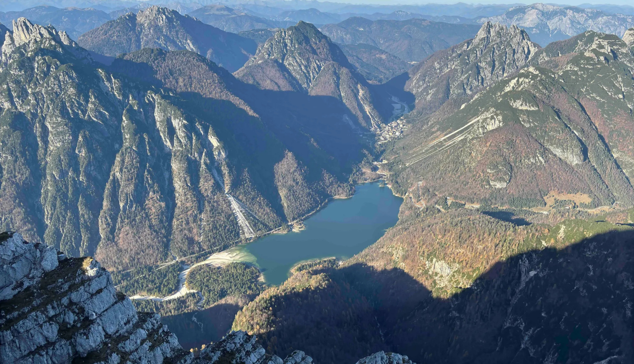 pogled z gora na jezero