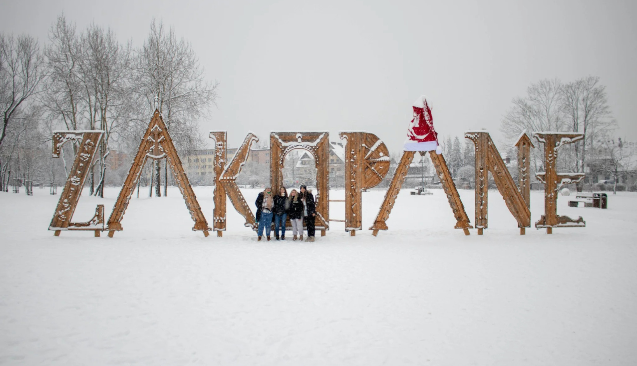 dijakinje pred napisom zakopane